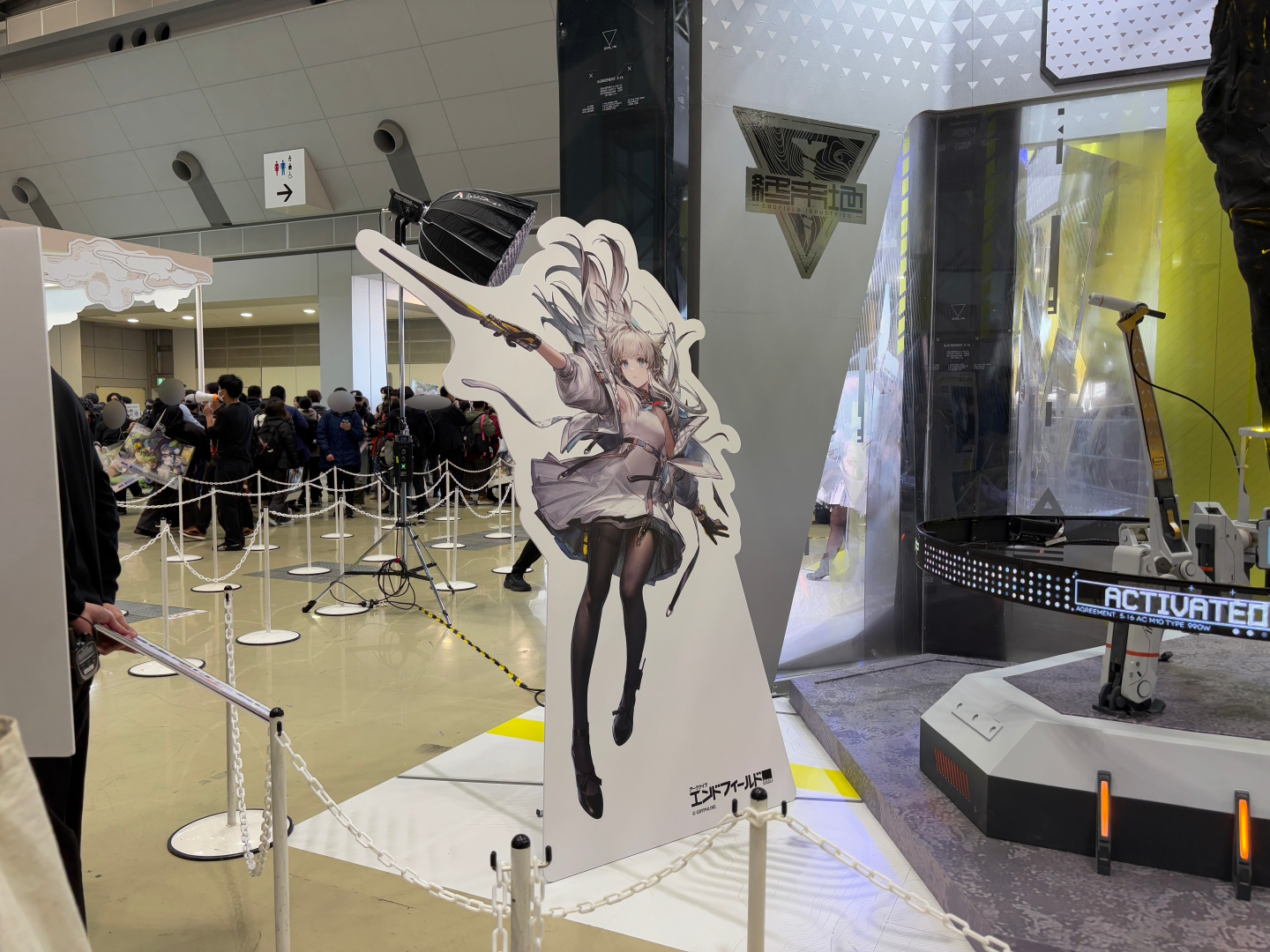 ブースには実際にグッズが展示。ブースの前には列が形成されていた