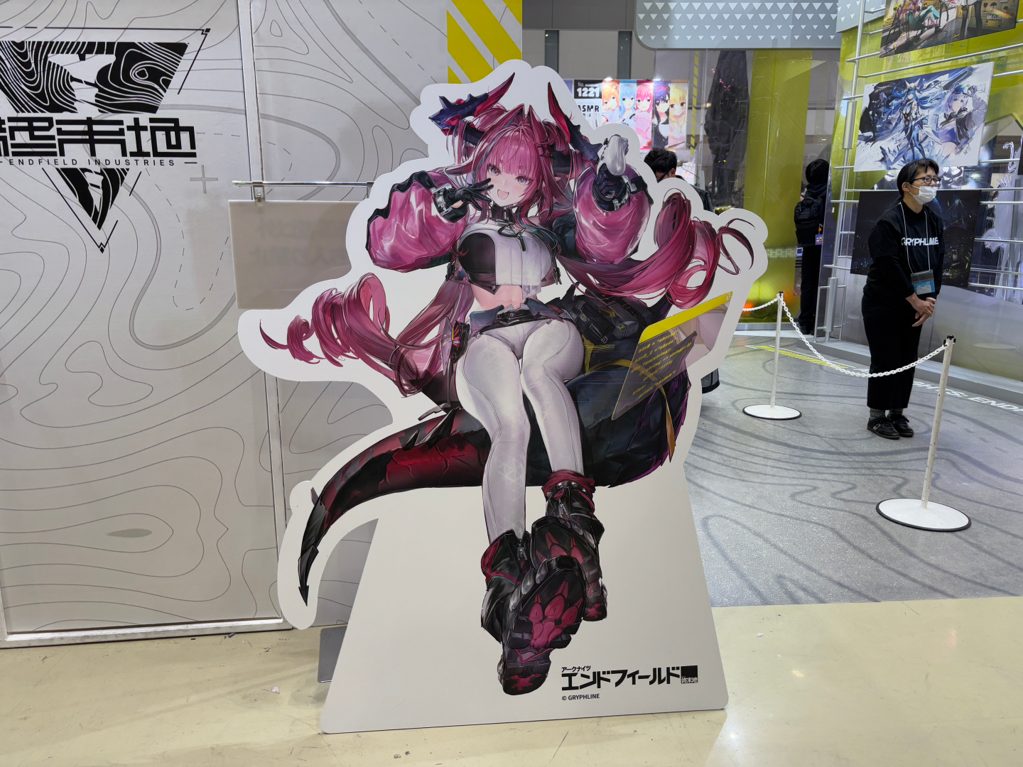 ブースには実際にグッズが展示。ブースの前には列が形成されていた