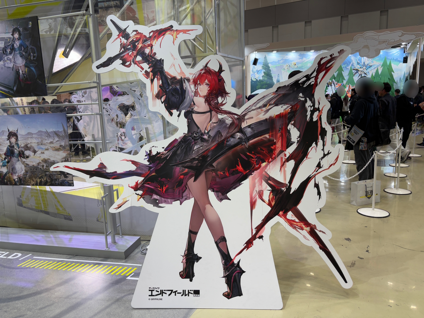 ブースには実際にグッズが展示。ブースの前には列が形成されていた