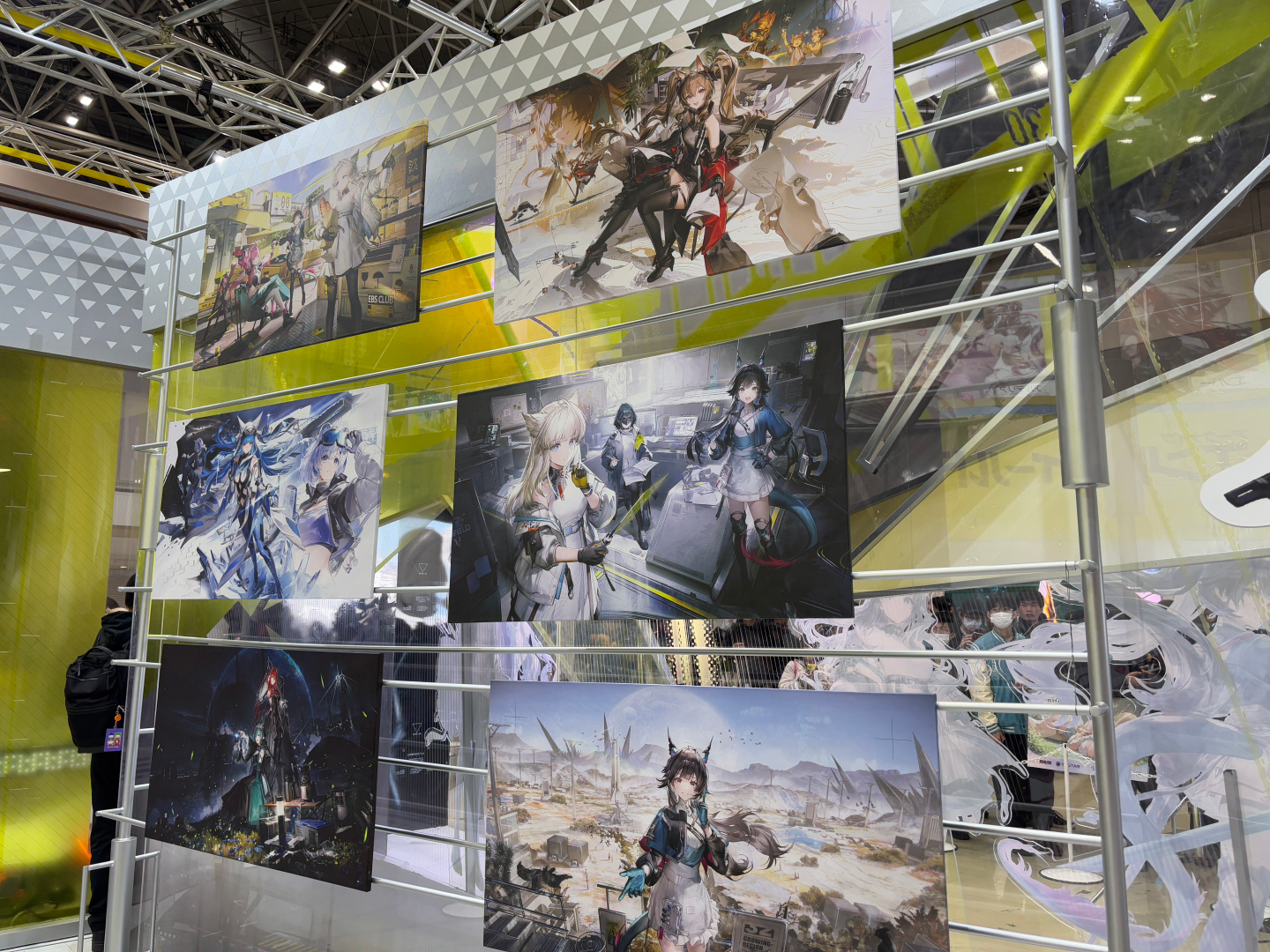 ブースには実際にグッズが展示。ブースの前には列が形成されていた