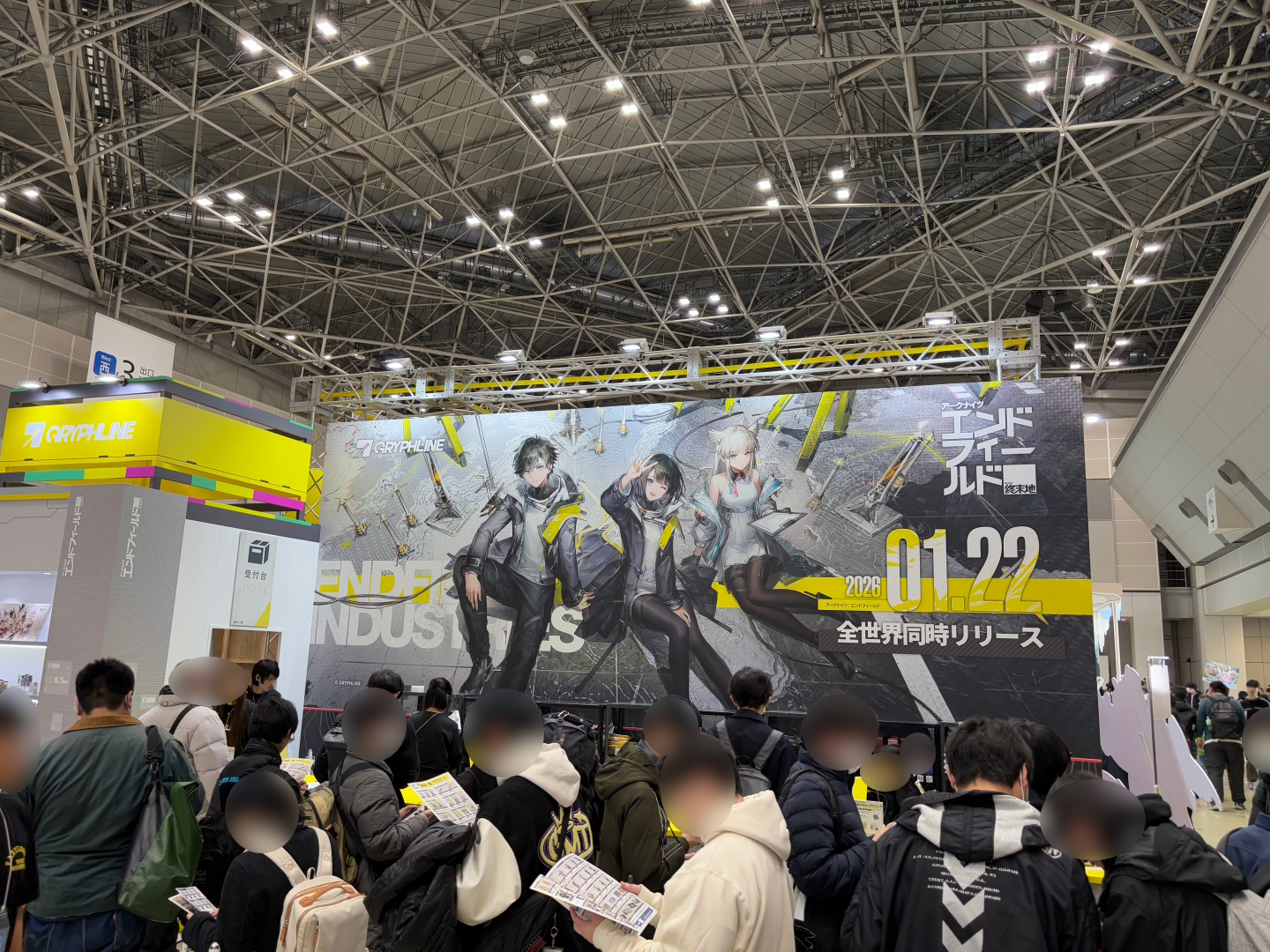 ブースには実際にグッズが展示。ブースの前には列が形成されていた