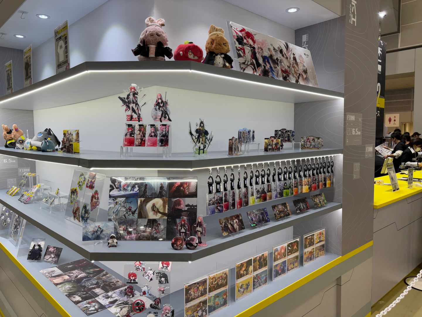 ブースには実際にグッズが展示。ブースの前には列が形成されていた