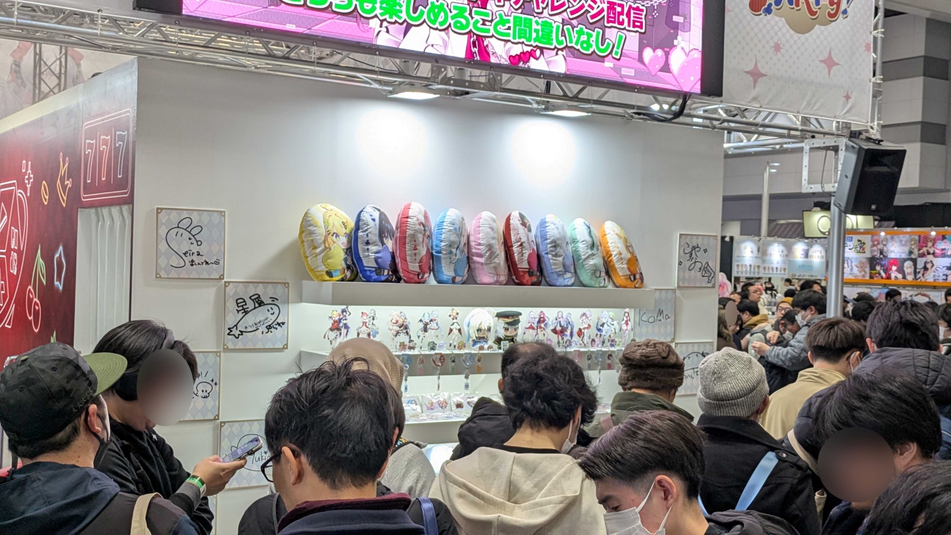 物販コーナーは長蛇の列。サンプル展示の横にはサインなども掲示されている