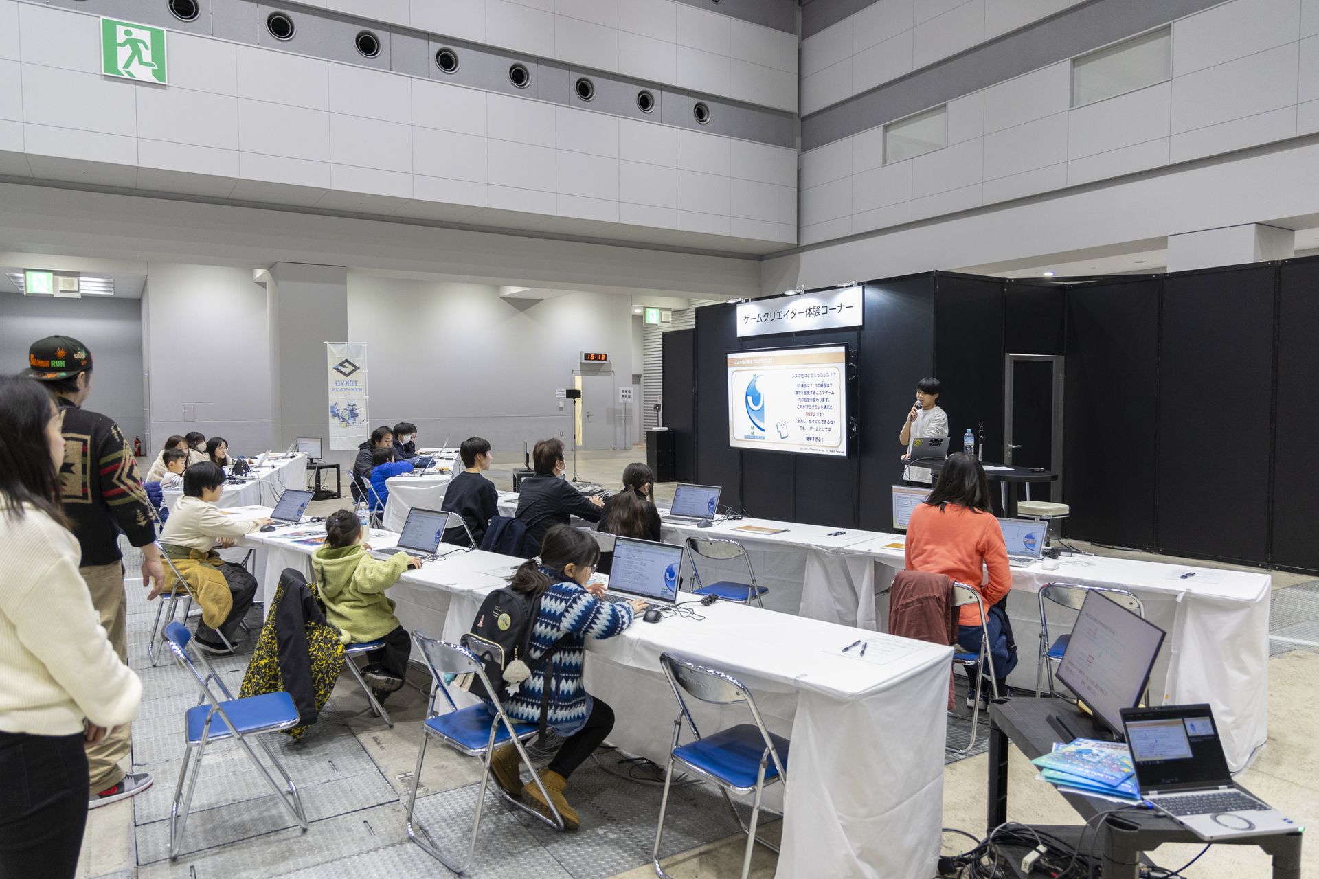 プログラミング体験や推し活うちわ作りなど、友達や家族で一緒に楽しめる企画が用意されている