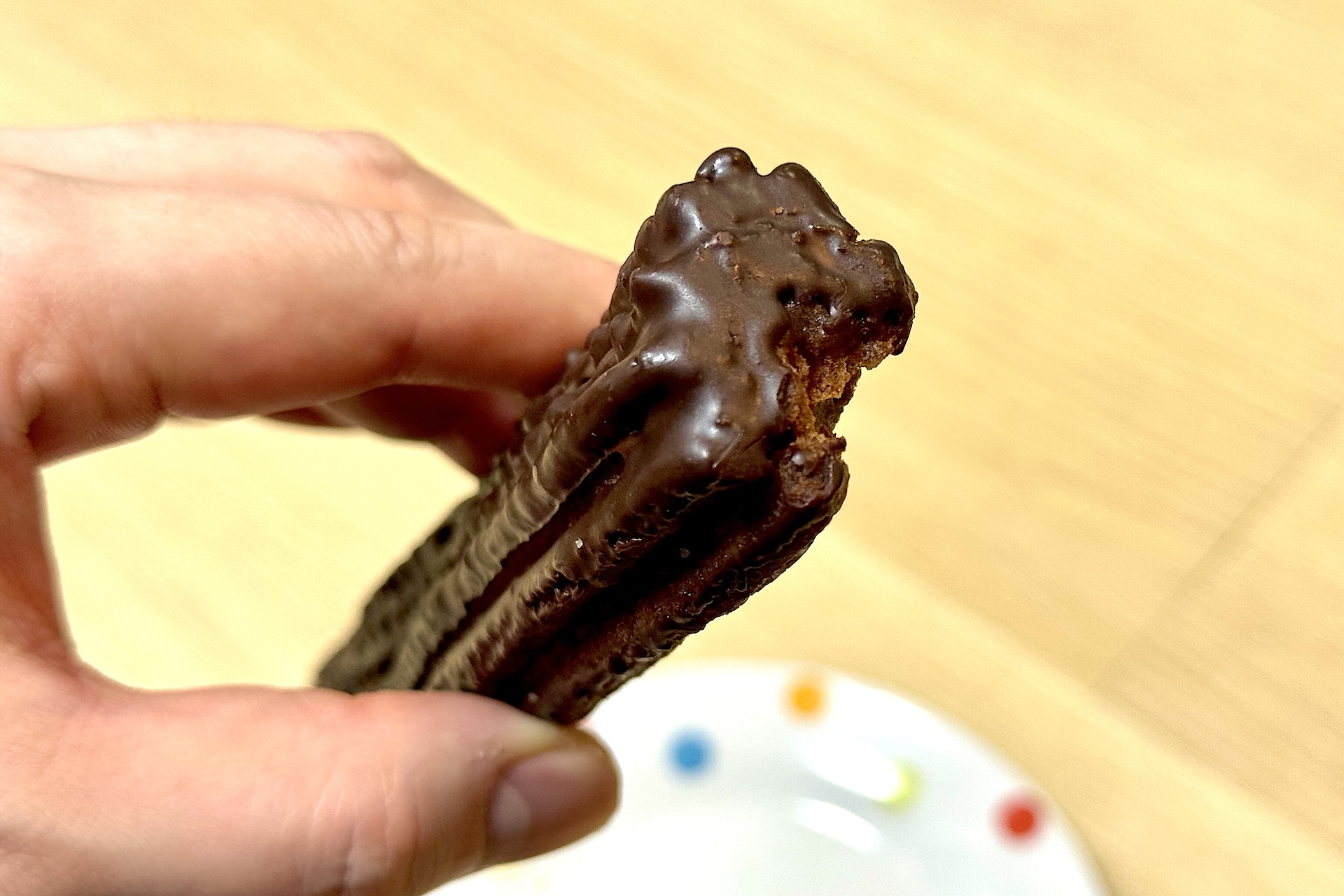 端っこまでチョコのコーティングがしっかり。ザクザク食感も楽しい商品だ