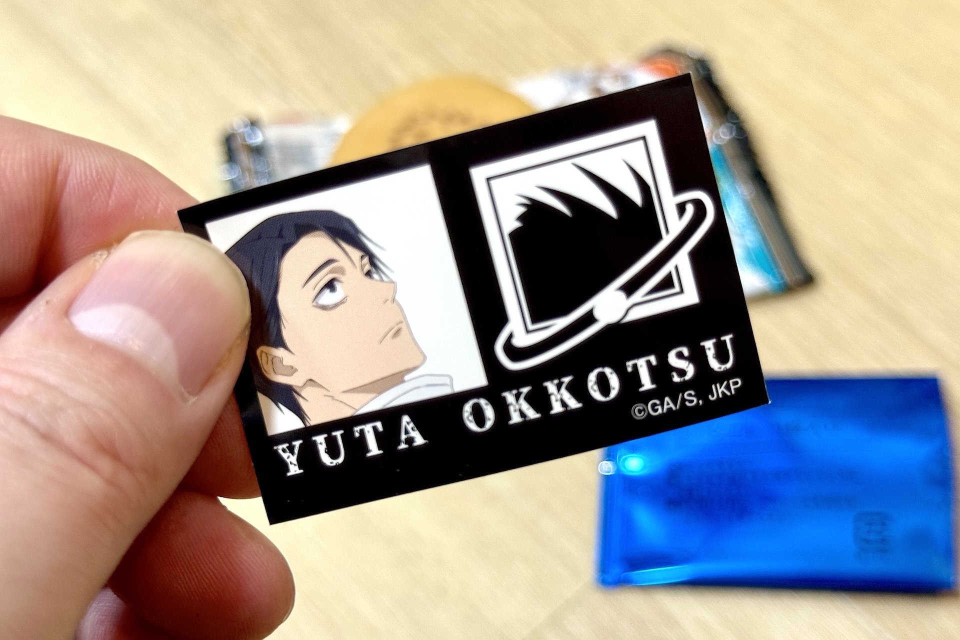 こちらが付属のシール。スマホなど小物にちょうどいいサイズ感だ