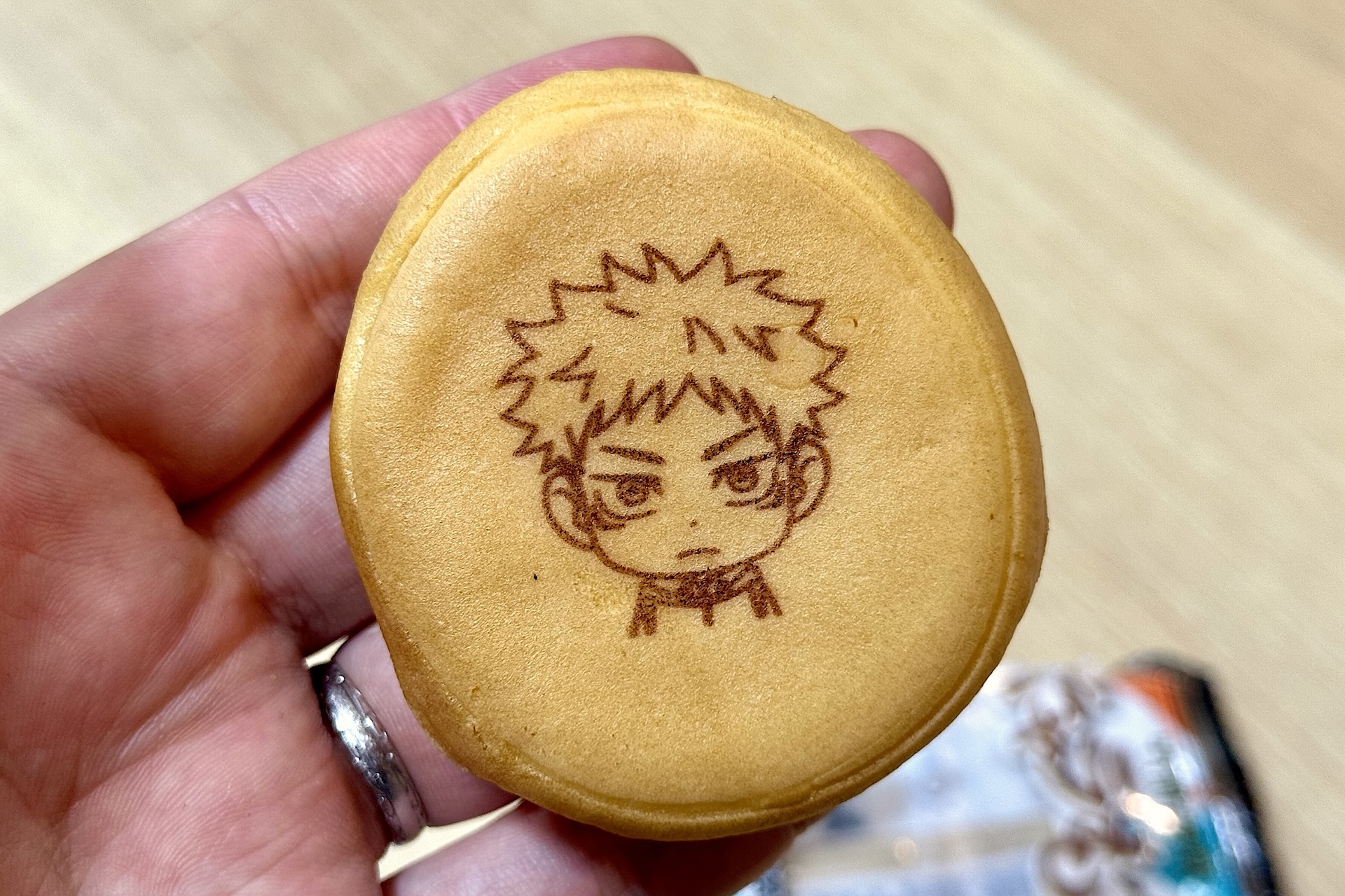 虎杖悠仁のキャラもっち本体デザイン。商品名通り、もっちもちの生地が特徴だ