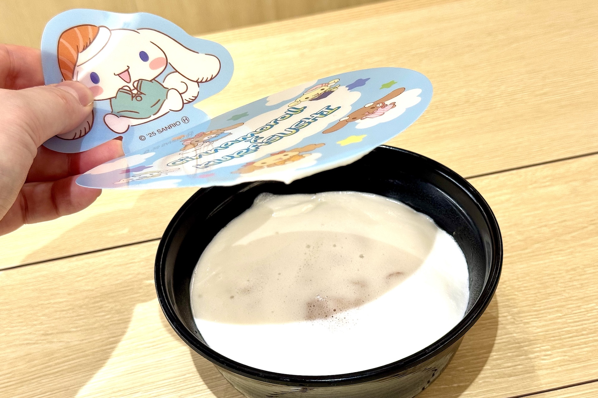 シナモロールたちがデザインされた専用の蓋を開けてみると真っ白！