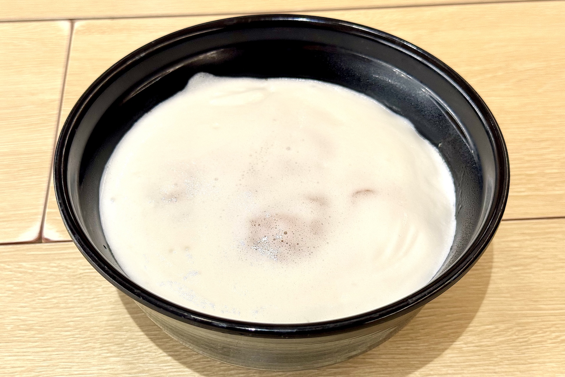 ふわふわのホイップクリームを、シナモロールが生まれた雲に見立てているとのこと。シナモロールが空に浮かぶような世界観を表現しているそうだ