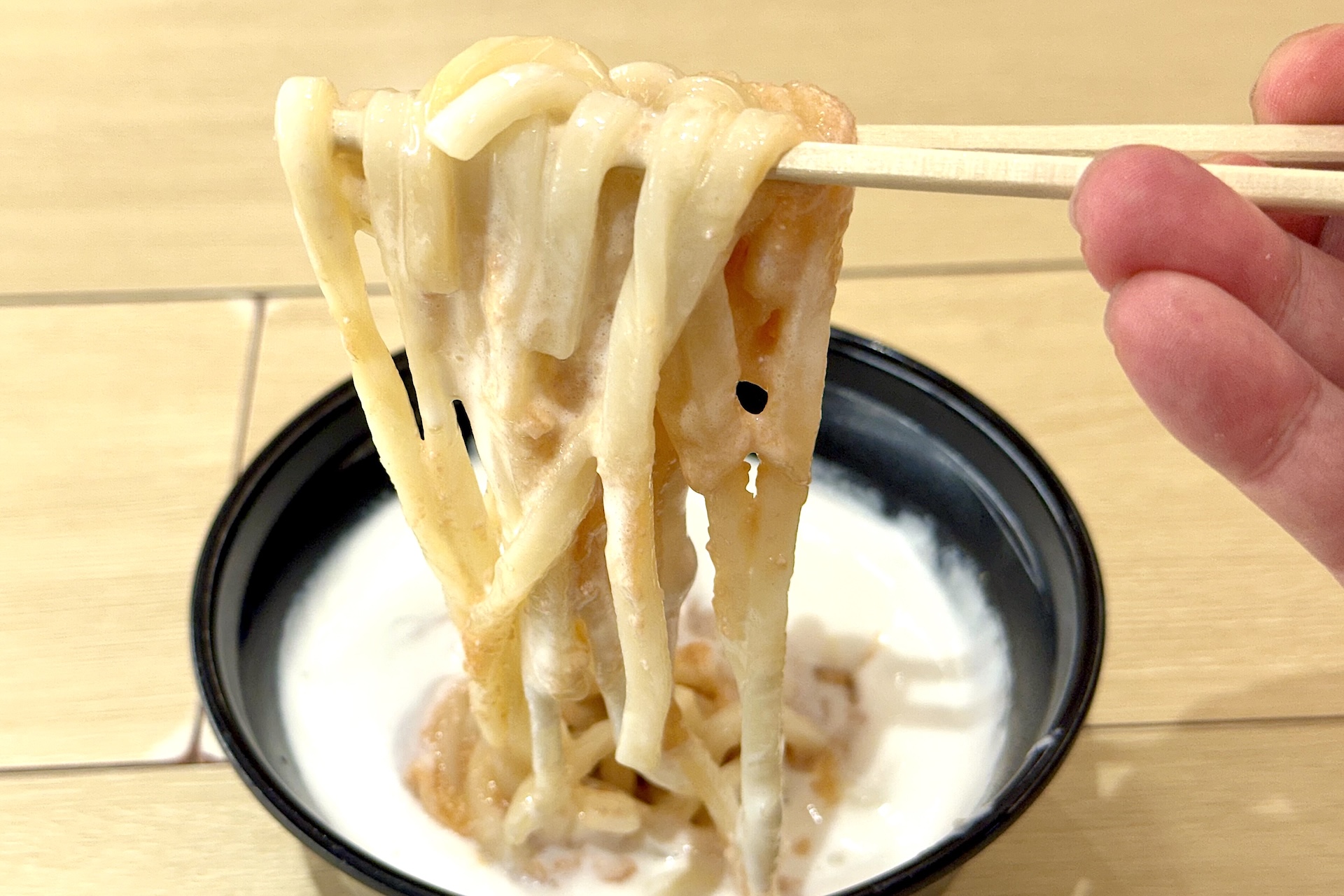 箸を入れてみると中からたっぷりのたらこソースが絡まった麺が登場。よく混ぜて食べよう