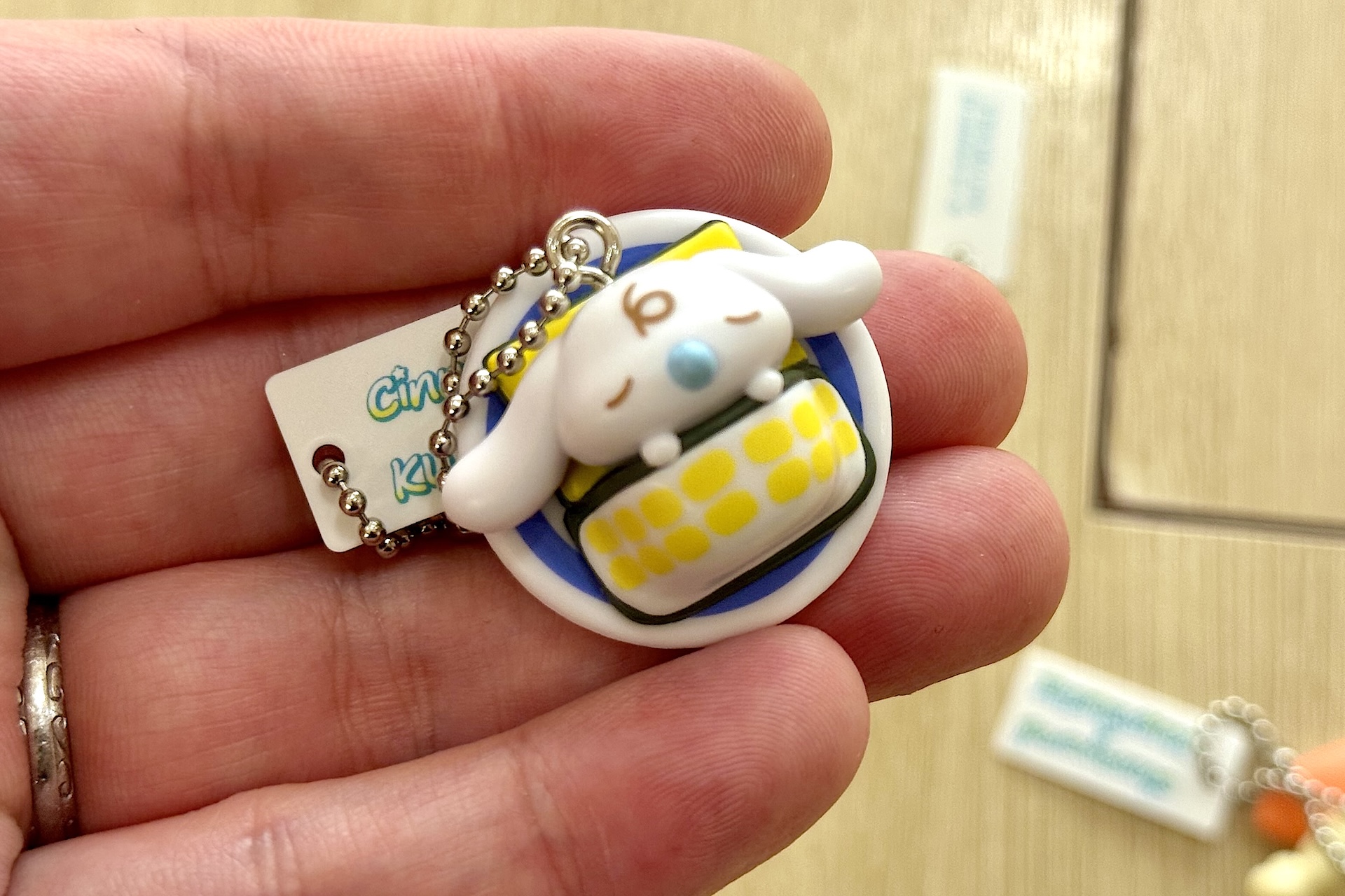 ボールチェーン付きでカバンなどに付けて一緒にお出かけを楽しめる。複数個ジャラっと付けてみるのも良さそうだ