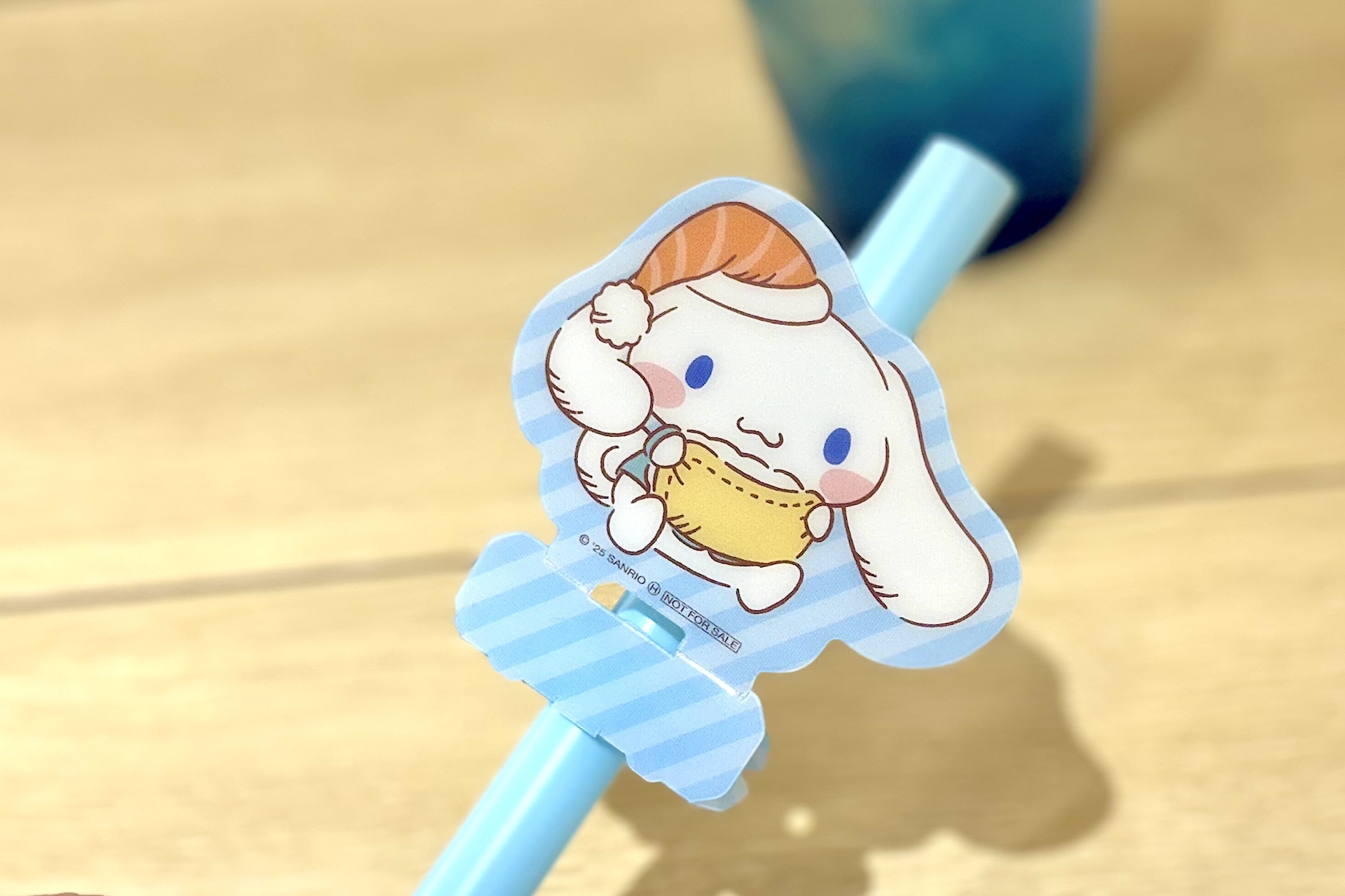 さっそくストローに装着