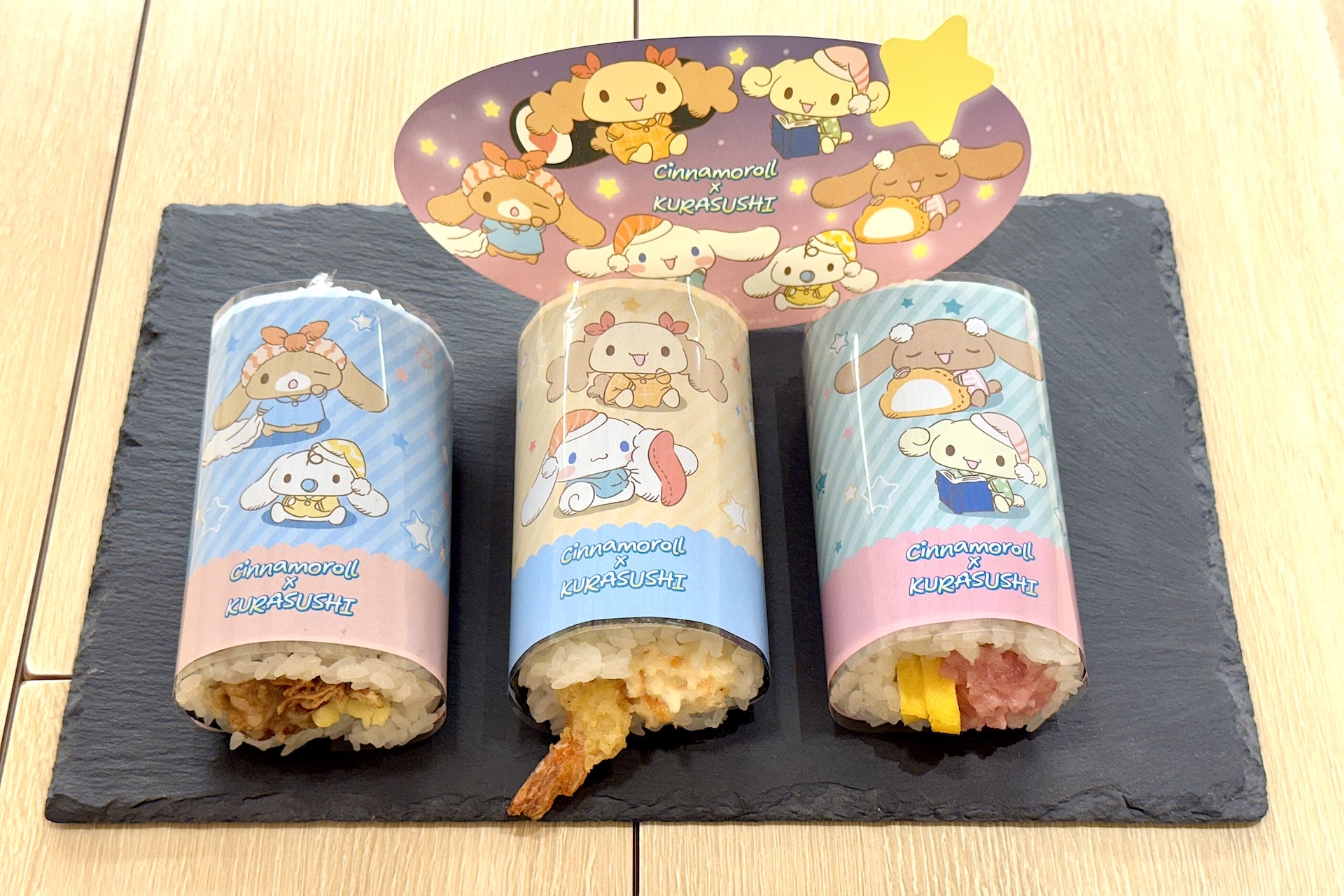 「シナモロールの恵方巻 3本セット」 価格：1,200円 予約期間：1月4日〜2月3日 受け渡しは2月3日。※持ち帰り限定でステッカー付き