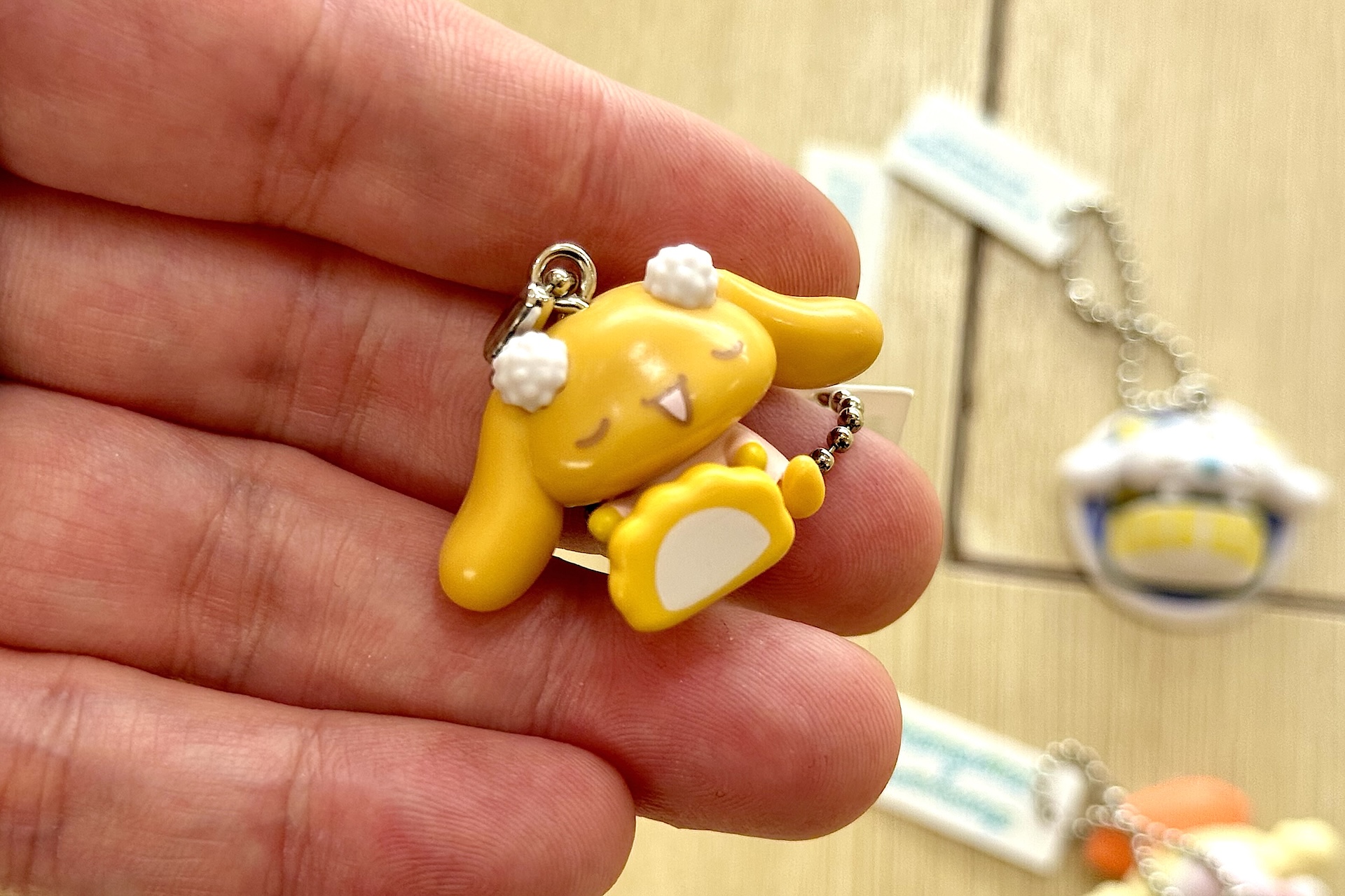 ボールチェーン付きでカバンなどに付けて一緒にお出かけを楽しめる。複数個ジャラっと付けてみるのも良さそうだ