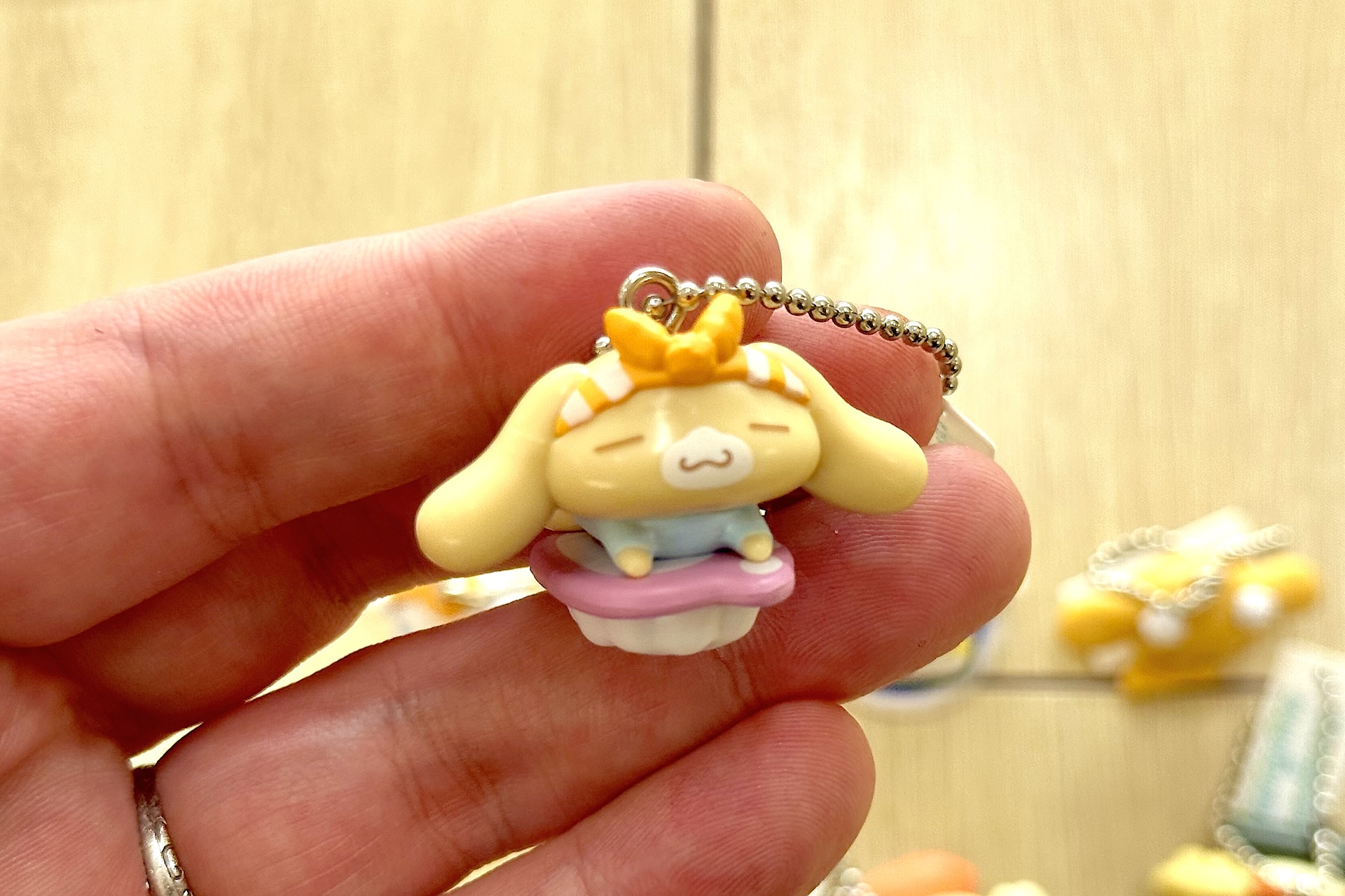 ボールチェーン付きでカバンなどに付けて一緒にお出かけを楽しめる。複数個ジャラっと付けてみるのも良さそうだ