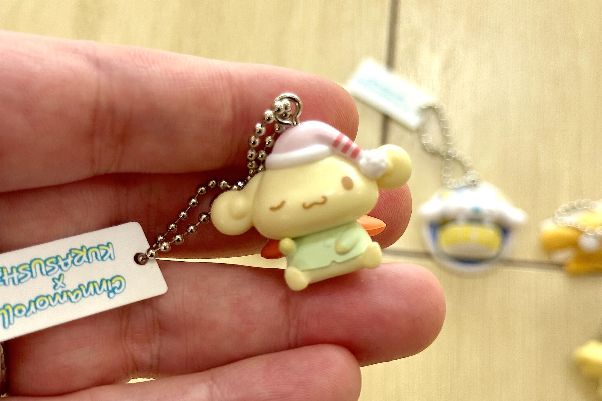 ボールチェーン付きでカバンなどに付けて一緒にお出かけを楽しめる。複数個ジャラっと付けてみるのも良さそうだ