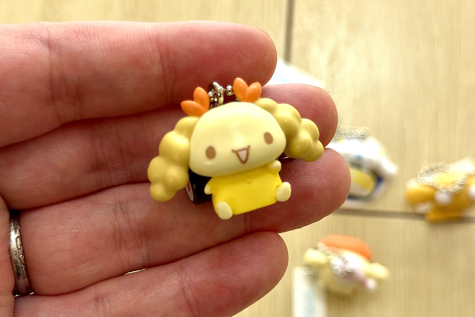 ボールチェーン付きでカバンなどに付けて一緒にお出かけを楽しめる。複数個ジャラっと付けてみるのも良さそうだ