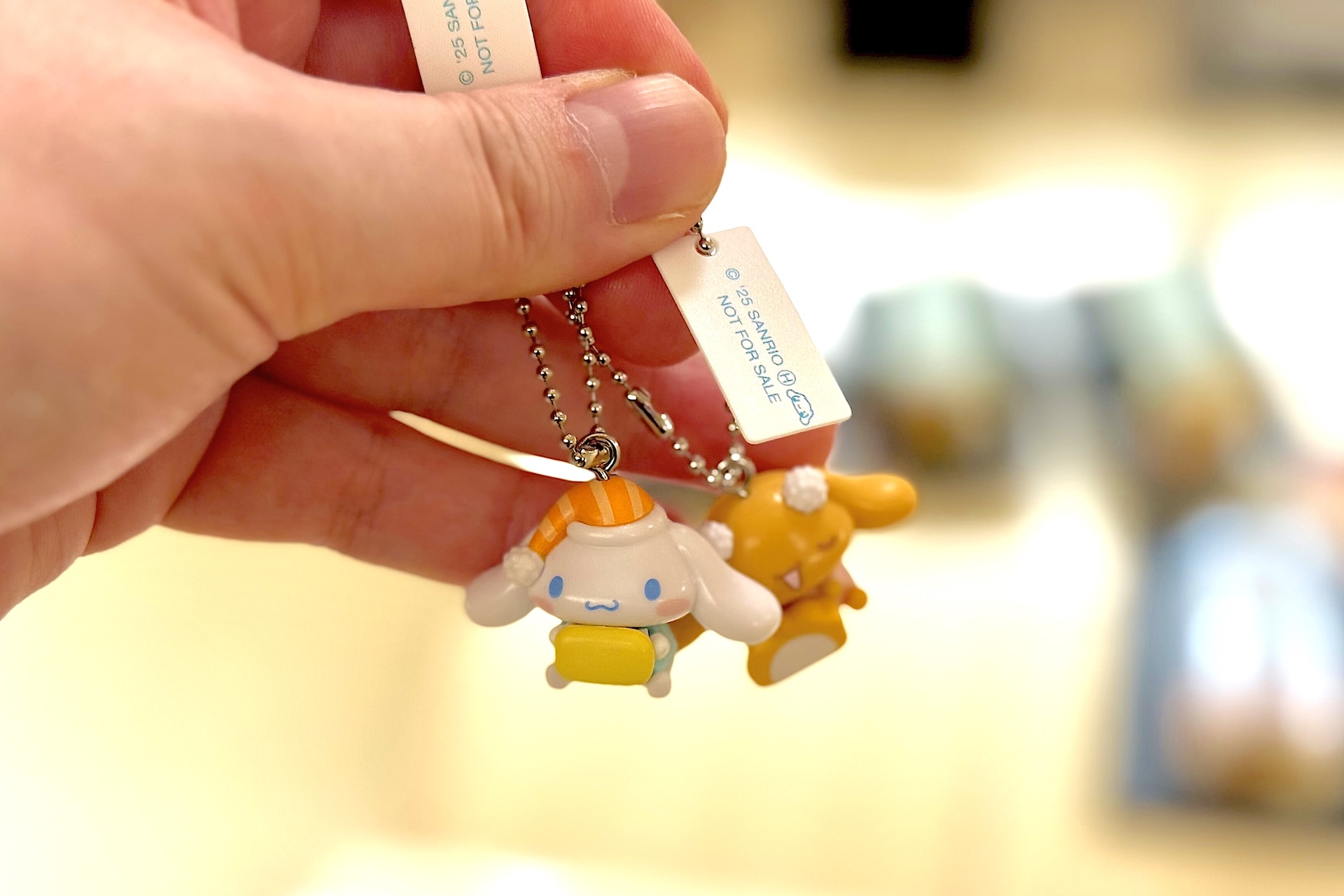 ボールチェーン付きでカバンなどに付けて一緒にお出かけを楽しめる。複数個ジャラっと付けてみるのも良さそうだ