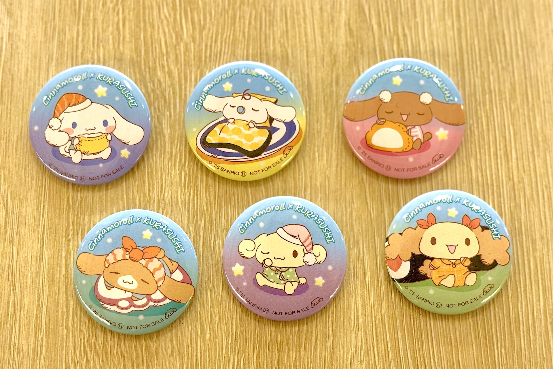 缶バッジは全6種。コラボのために描き下ろされたくら寿司オリジナルデザインのビジュアルが使用されている