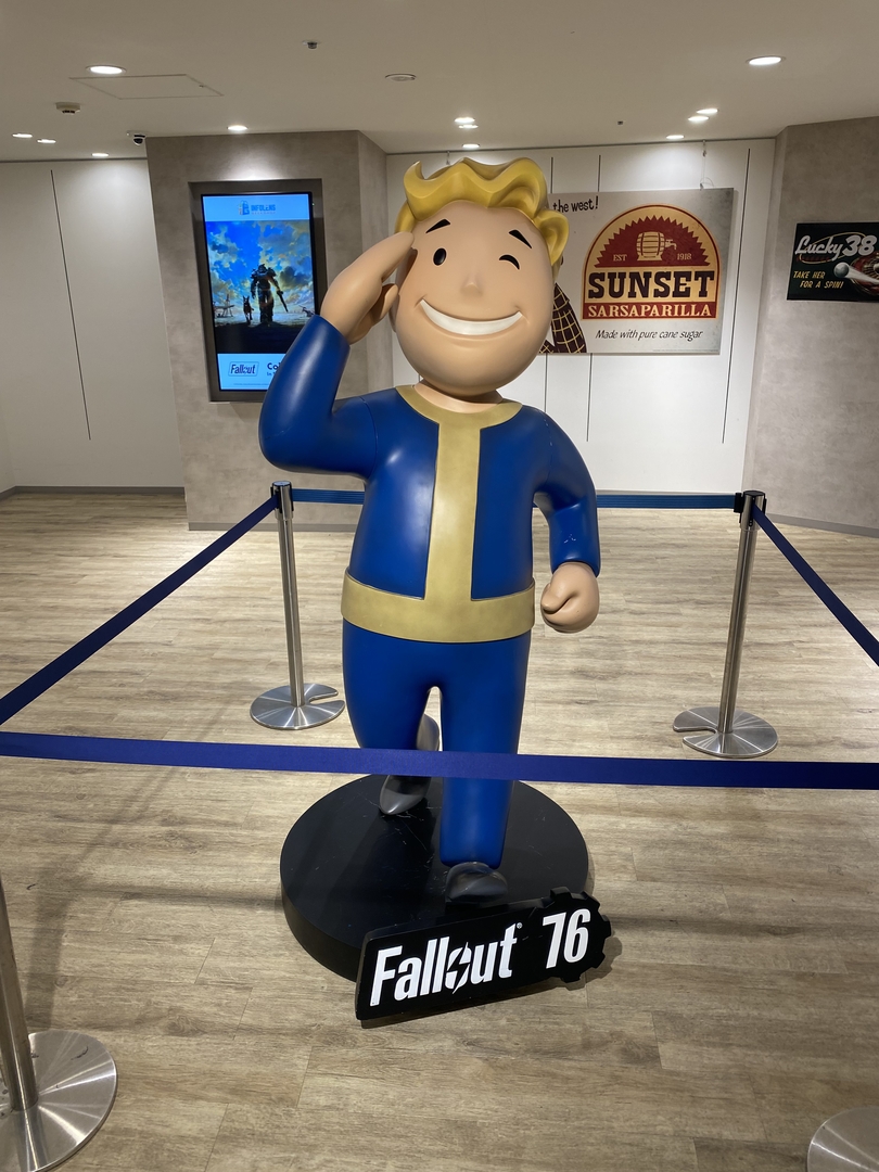 「Fallout76」と書かれたVault-Boyの大型スタチュー。かなり大きい