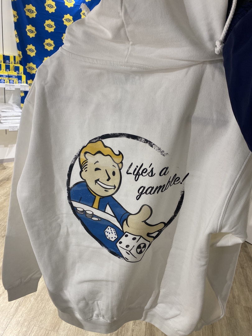 「Fallout ジップアップパーカー（Gamble）」（11,000円）。サイズはM/L/XLの3種