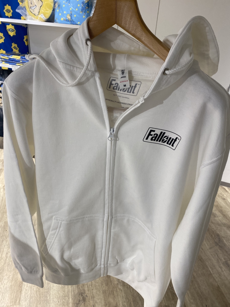 「Fallout ジップアップパーカー（Gamble）」（11,000円）。サイズはM/L/XLの3種