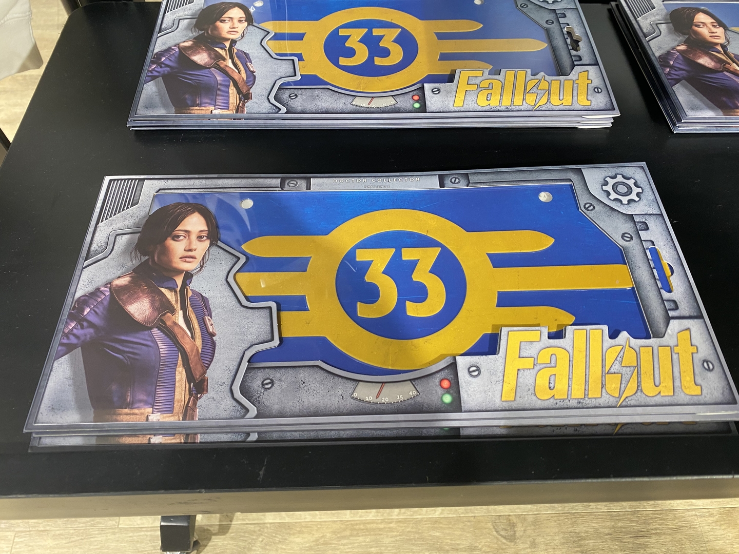 「Fallout メタルナンバープレート（Vault 33）」（5,500円）。ドラマで登場するVaultがデザインされている