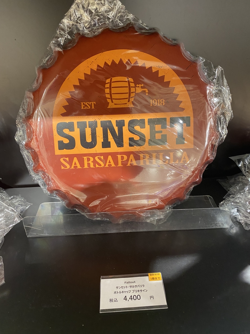「Fallout サンセット・サルサパリラ ボトルキャップ ブリキサイン」（4,400円）。「Fallout New Vegas」でお馴染み