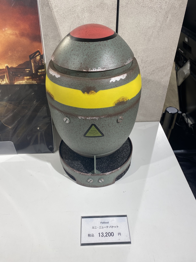 「Fallout ミニ・ニューク バケット」（13,200円）。塗装がリアルなので重そうだが、プラスチック製なのでかなり軽い。棚の上とかに飾っても安全だ