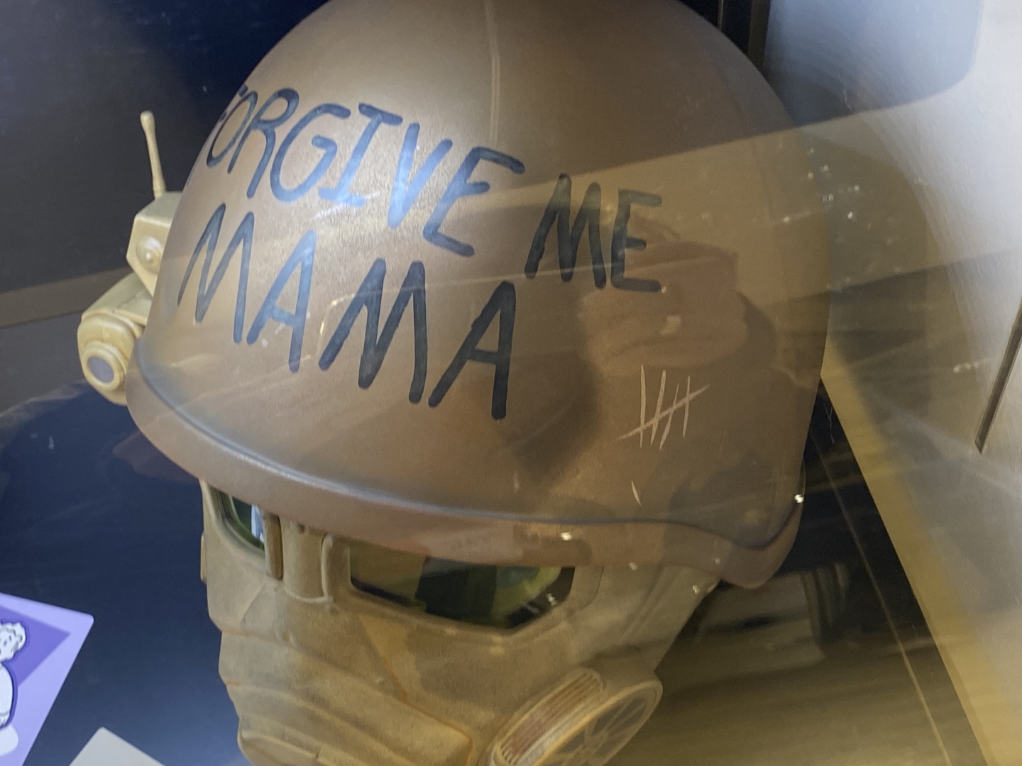 しっかり「FORGIVE ME MAMA」と書かれているほか、ウェザリングなどもかなりリアルだ