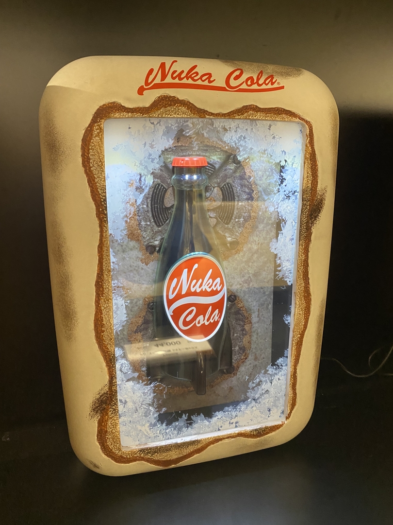 「Fallout ヌカ・コーラ自販機 シャドーボックス」（44,000円）。ギミックなどはないものの、ライトとして飾りたい。「Fallout4」の主人公夫婦とかみたいに凍っている