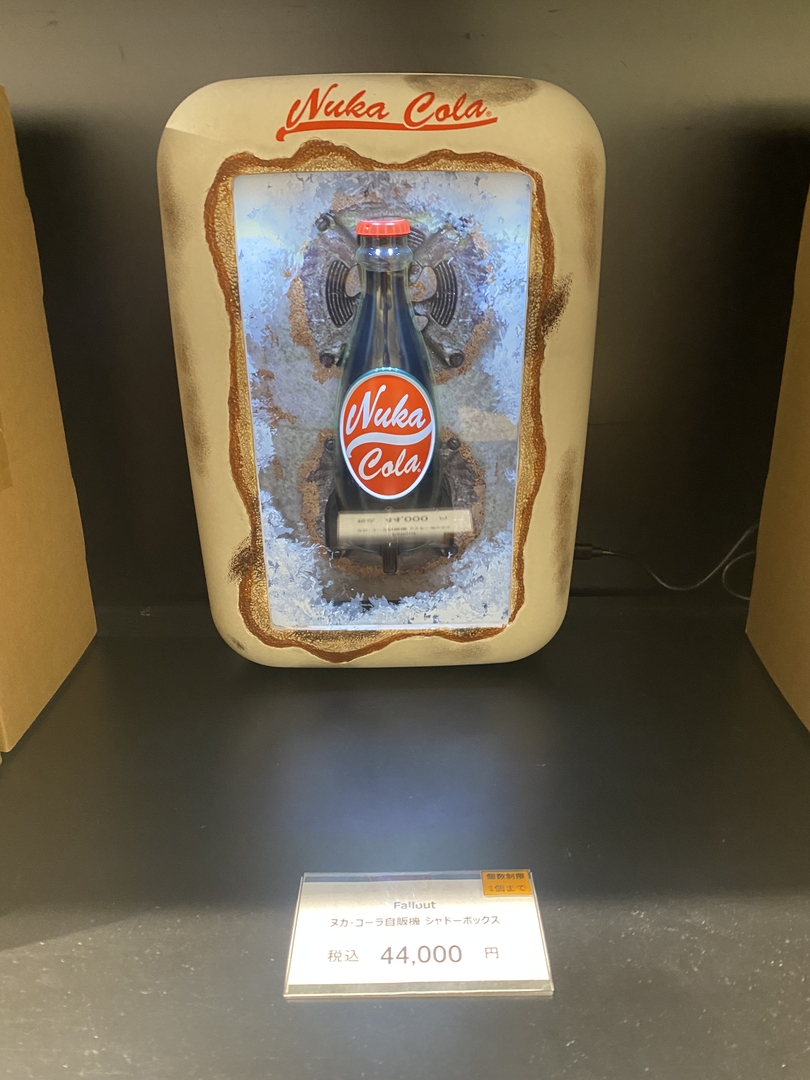「Fallout ヌカ・コーラ自販機 シャドーボックス」（44,000円）。ギミックなどはないものの、ライトとして飾りたい。「Fallout4」の主人公夫婦とかみたいに凍っている