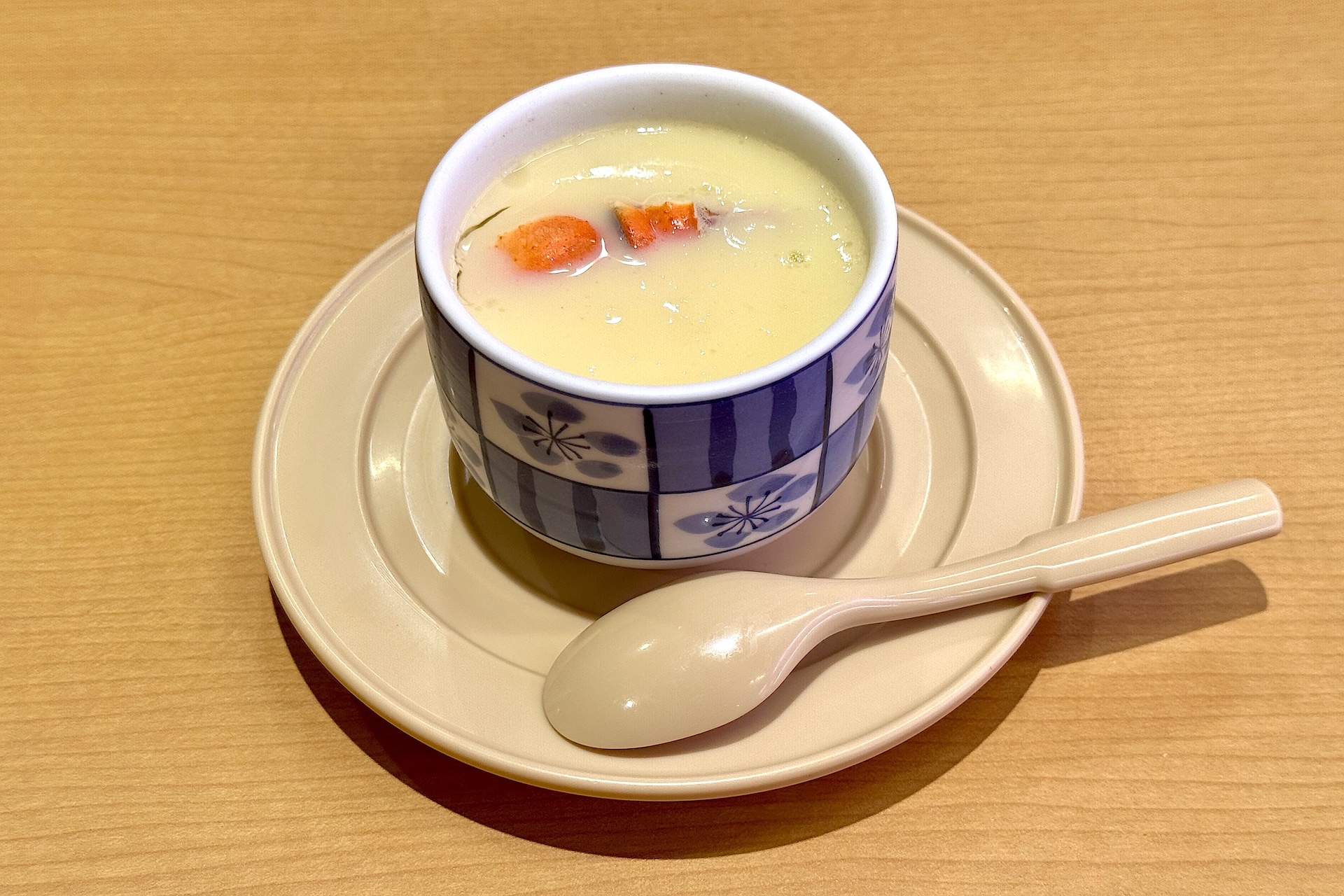 本ずわい蟹の茶碗蒸し 価格：320円〜 販売期間：1月9日〜1月25日 ※但し販売予定総数177万食が完売次第終了