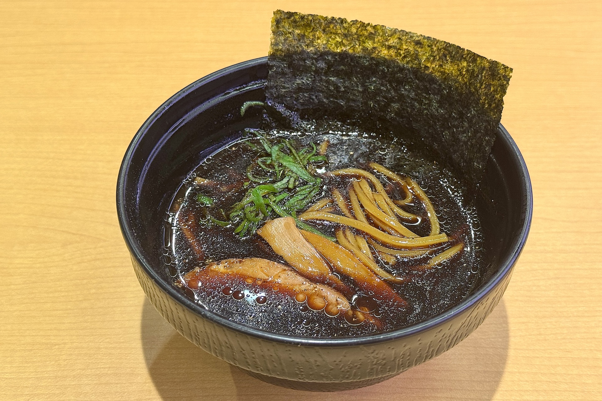 黒胡椒 濃口黒醤油ラーメン 価格：470円〜 販売期間：1月9日〜1月25日 ※但し販売予定総数50万食が完売次第終了