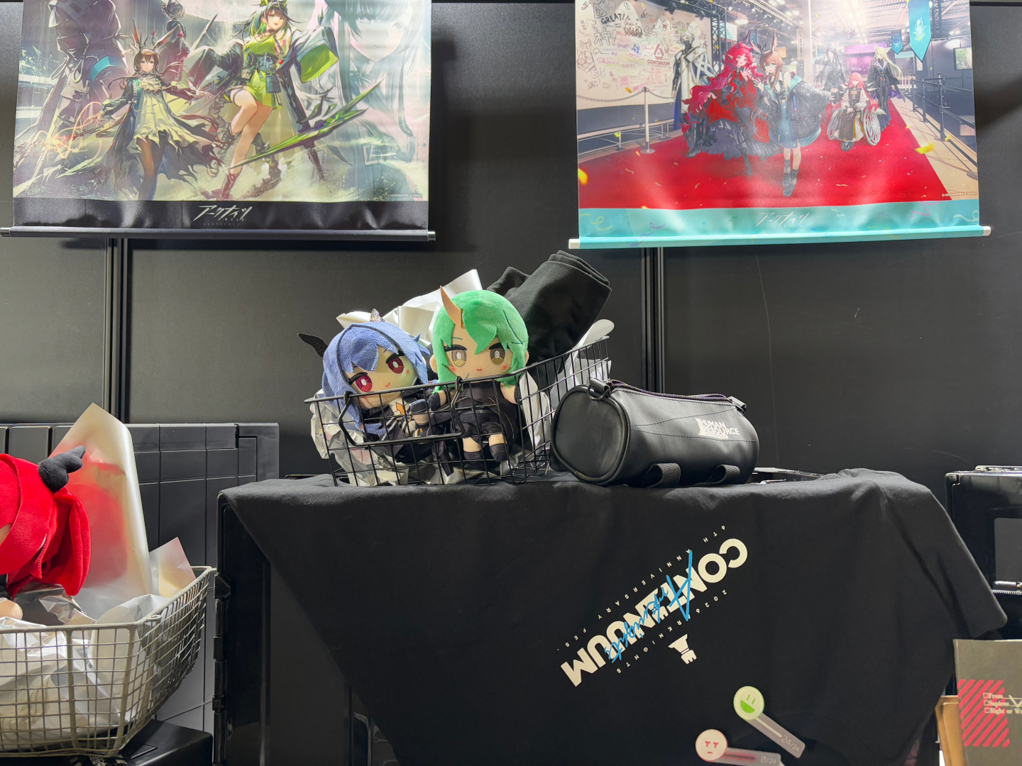 会場では様々なグッズが販売されている