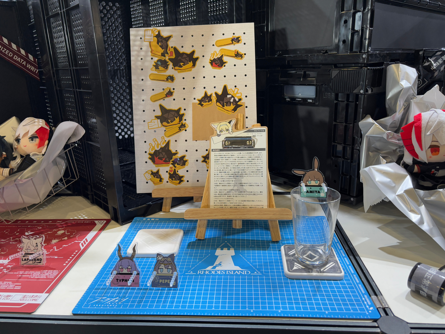 こちらが「らばぴーく！」シリーズの商品。アクリルスタンドのように飾ることができるほか、キーホルダーなどを掛けられる実用性も高い商品。アーミヤ、ペペ、ラップランドの3種が存在