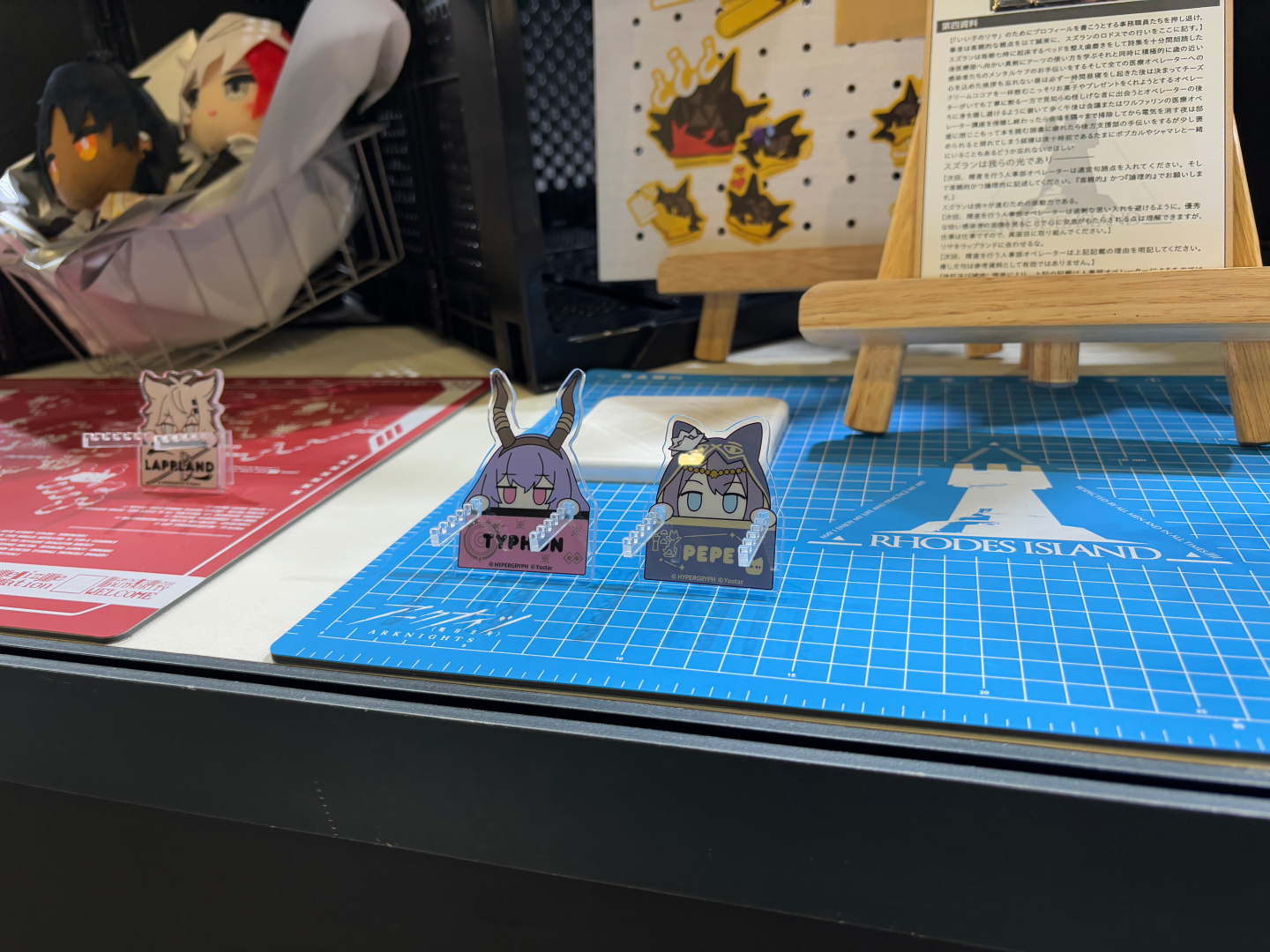 こちらが「らばぴーく！」シリーズの商品。アクリルスタンドのように飾ることができるほか、キーホルダーなどを掛けられる実用性も高い商品。アーミヤ、ペペ、ラップランドの3種が存在