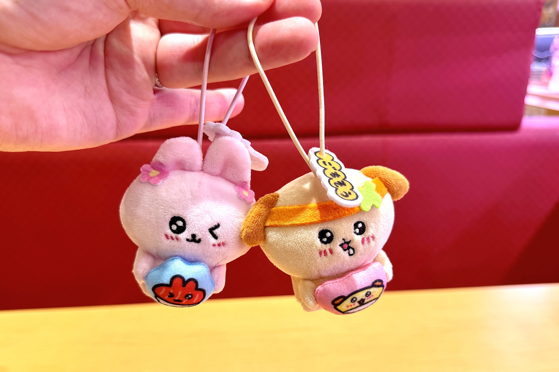 ストラップ付きなのでカバンなどに付けて持ち歩ける