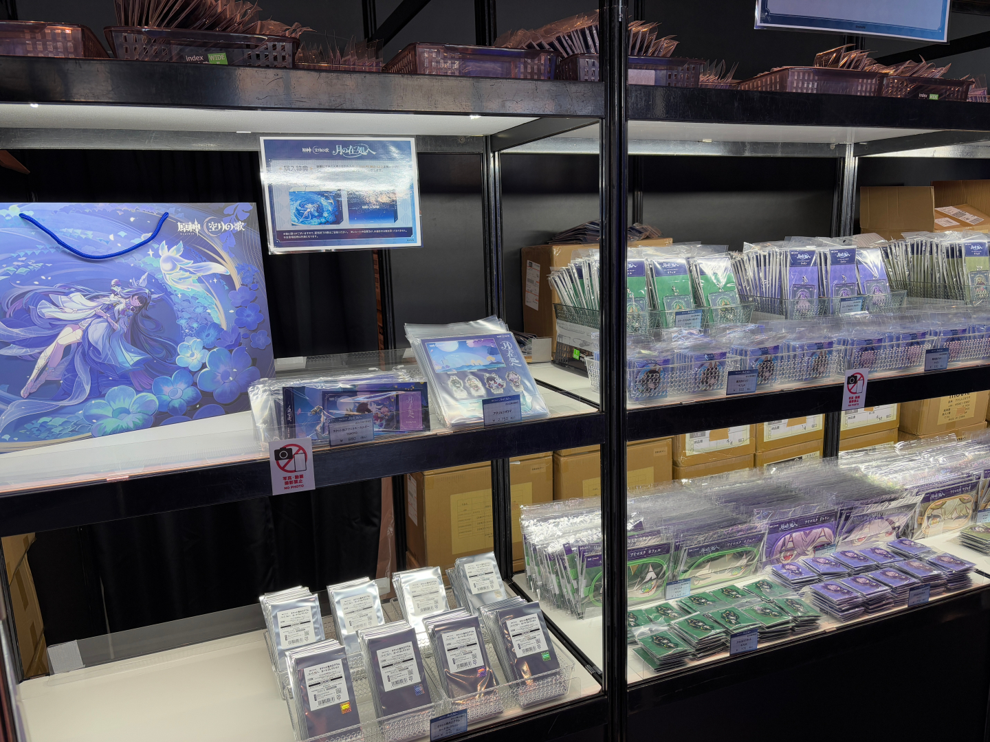 こちらは新宿区の東急歌舞伎町タワー会場の写真。フォトスポットの展開に加え、コロンビーナのアイマスクなどユニークなグッズが取り揃えられている