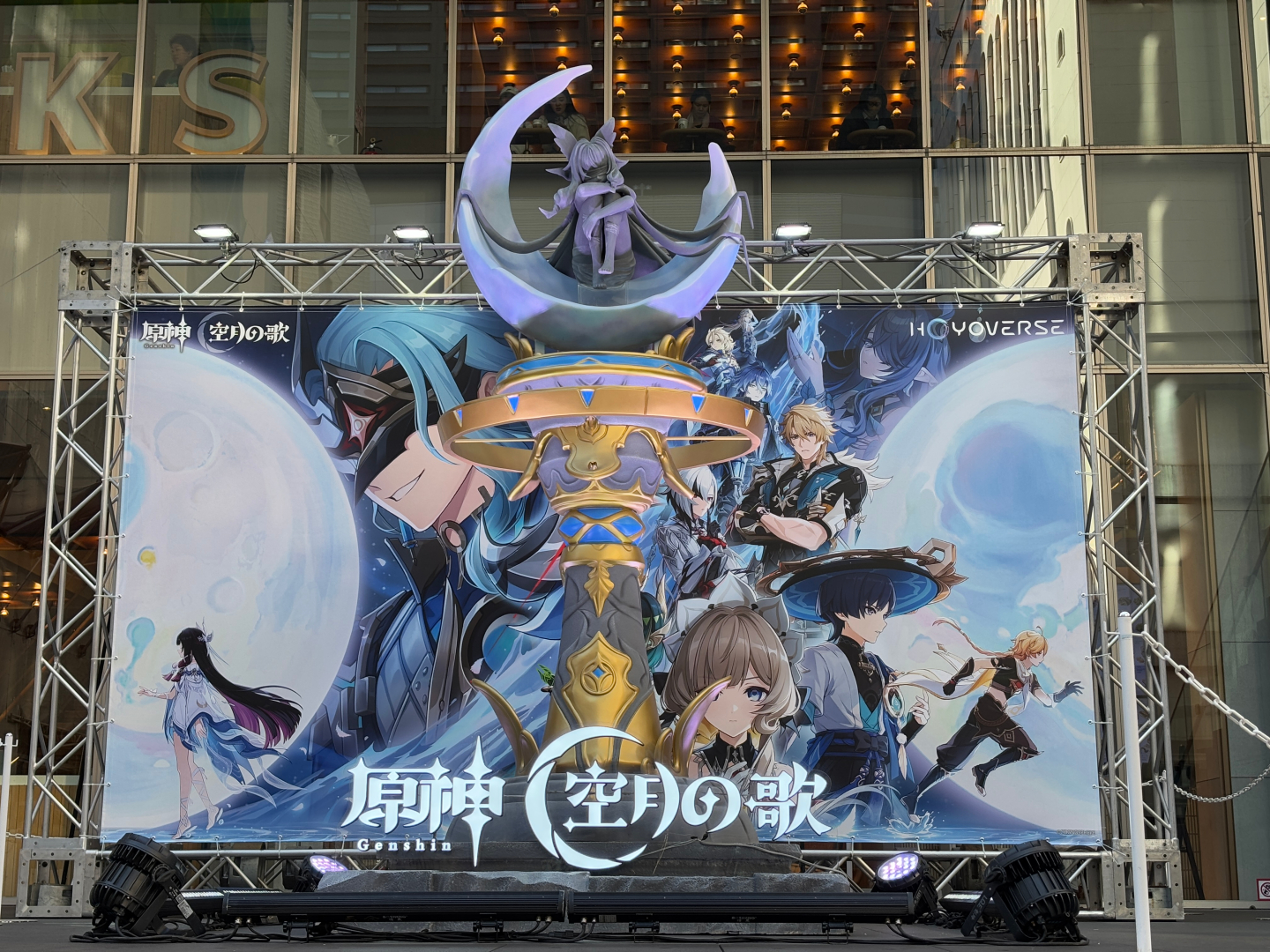 こちらは新宿区の東急歌舞伎町タワー会場の写真。フォトスポットの展開に加え、コロンビーナのアイマスクなどユニークなグッズが取り揃えられている