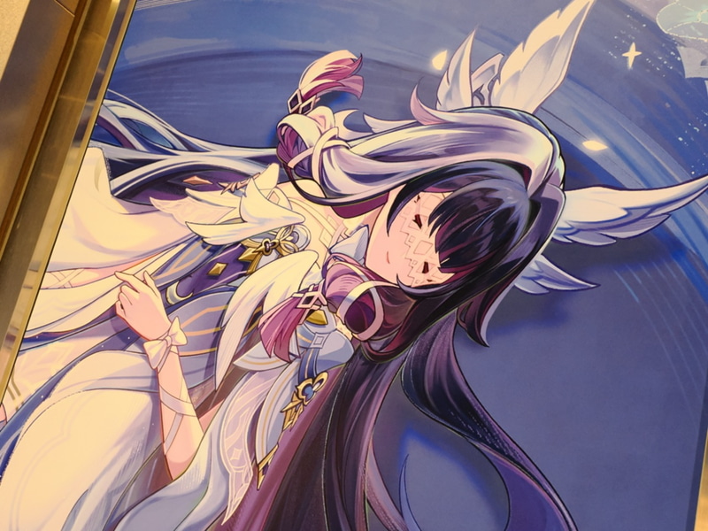 作中の印象的な場面を飾る簡易的なアートギャラリー