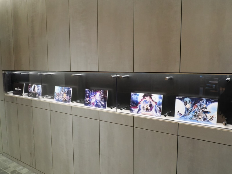 作中の印象的な場面を飾る簡易的なアートギャラリー