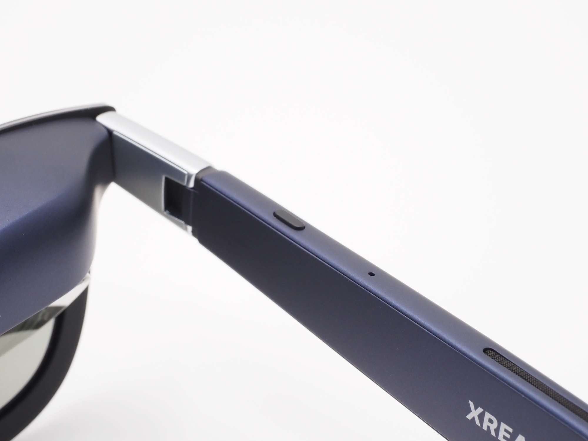 上側には任意の操作を割り当てられる「ショートカットボタン」がある