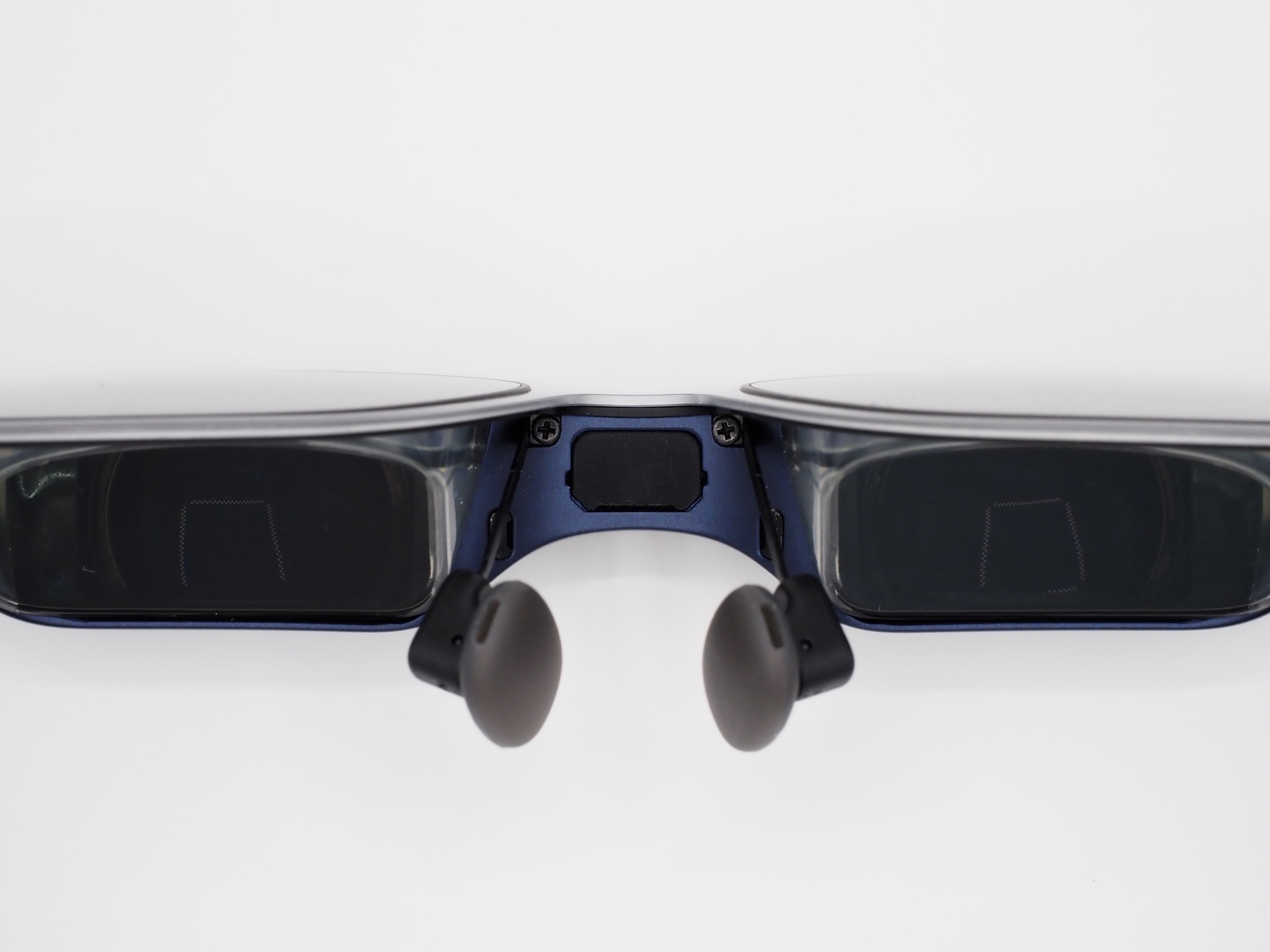 このレンズの下に0.68インチのマイクロOLEDパネルを搭載。解像度はWUXGA、リフレッシュレートは最大120Hzに対応する