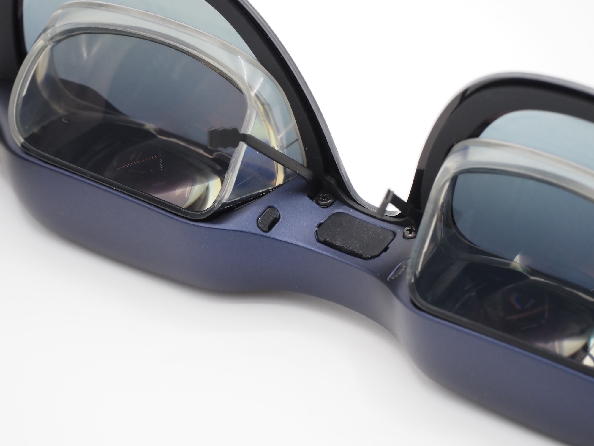 マイクロOLEDパネルに映し出される映像を、バードバスと呼ばれるレンズを通して見ることになる