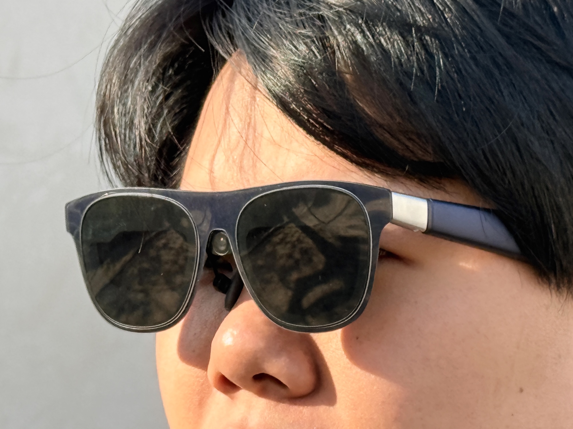 こちらが「XREAL 1S」。ぱっと見はサングラスのようだが、実はマイクロOLEDパネルを内蔵したARグラスだ