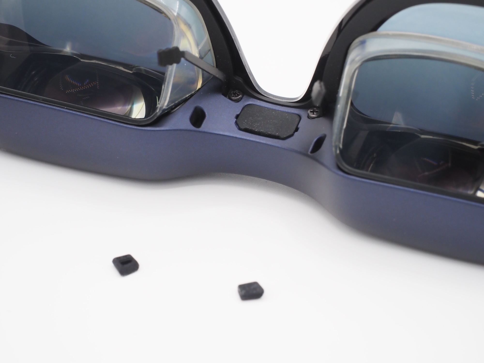 装着する穴はゴムキャップで塞がれている