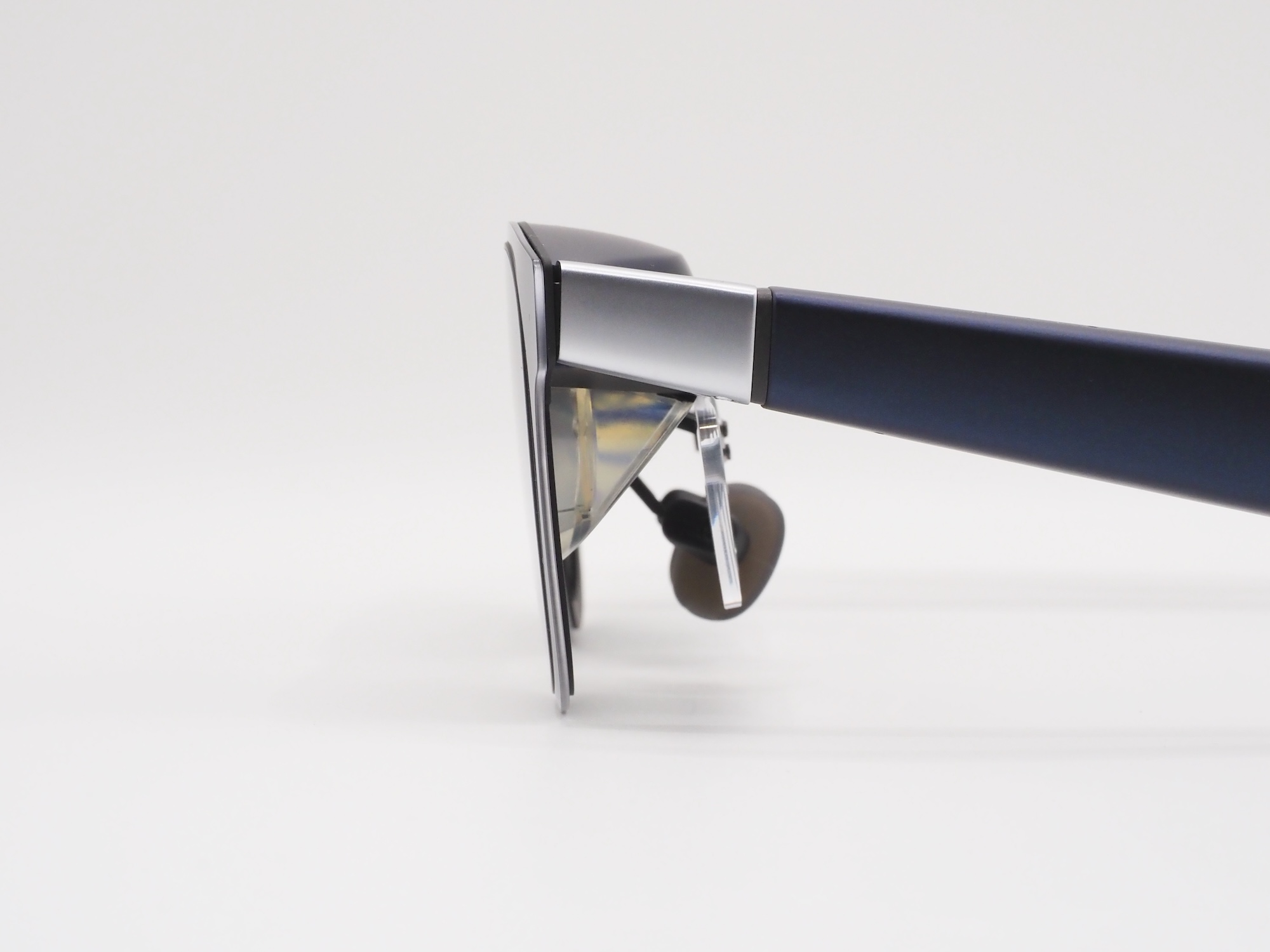 レンズの手前にインサートレンズがあり、くっきりとした映像を眼鏡なしで楽しめるようになる