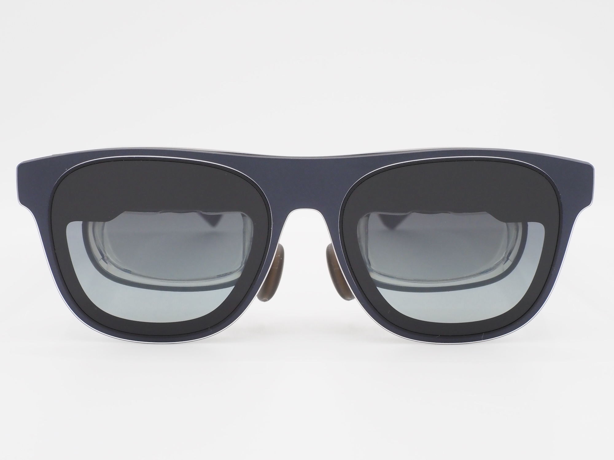 正面から見ると、複雑な光学設計であることがわかる