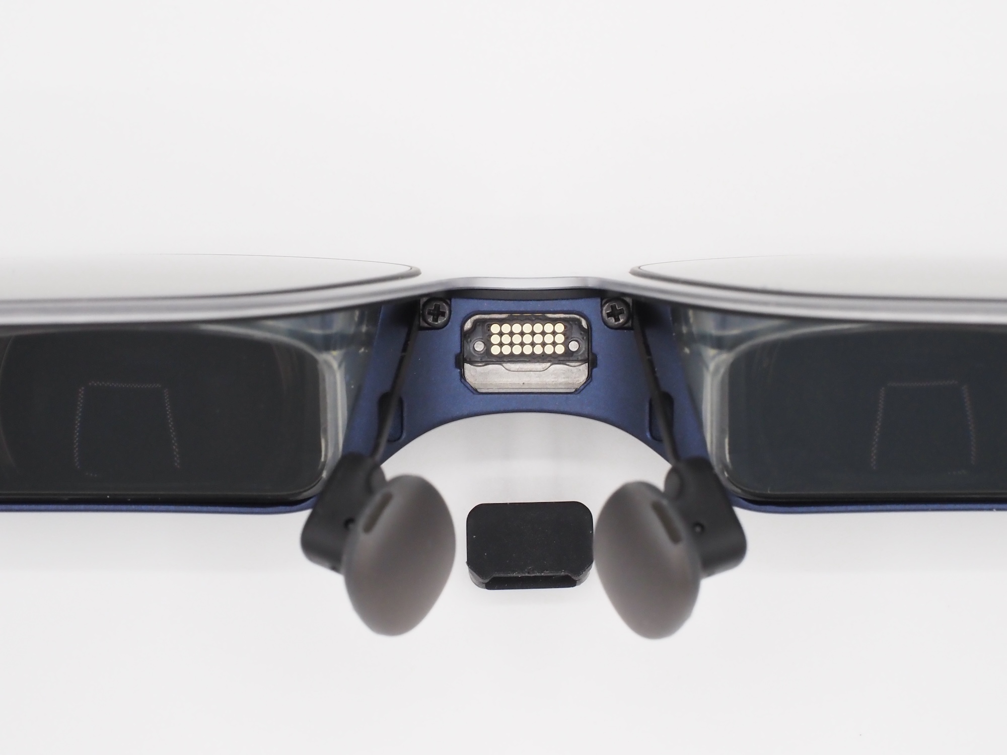 「XREAL 1S」を含む「XREAL One」シリーズに装着可能。ゴムキャップを取り外して「XREAL Eye」を装着する